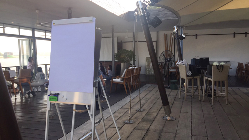Cho thue may chieu bang flipchart - The Deck Saigon quận 2 (2)