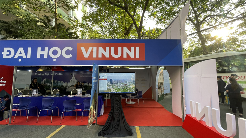 adavi cho vin university thue man hinh cam ung android event tuyen sinh (2)