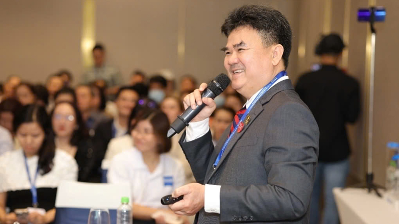 cho-thue-am-thanh-hoi-nghi-hoi-thao-chuyen-nghiep-kem-micro-khong-day-cam-tay
