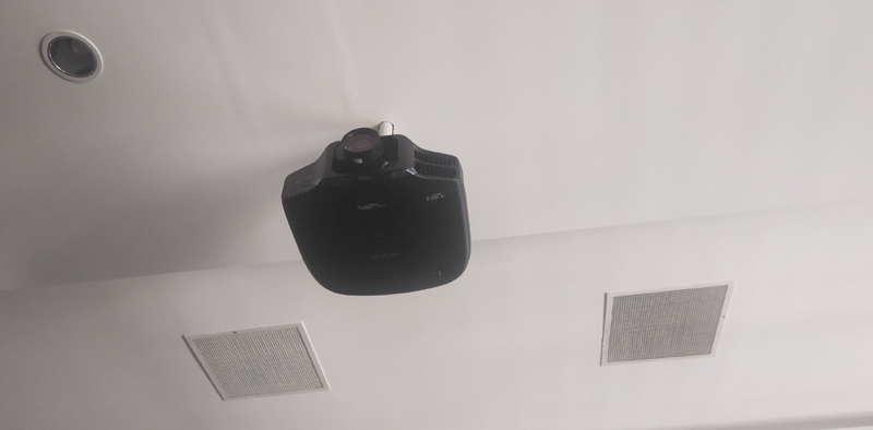 cung-cap-lap-dat-may-chieu-hoi-truong-lon-tai-co-quan-nha-nuoc-quan-12-hcm (1)