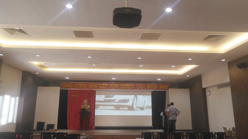 cung-cap-lap-dat-may-chieu-hoi-truong-lon-tai-co-quan-nha-nuoc-quan-12-hcm (3)