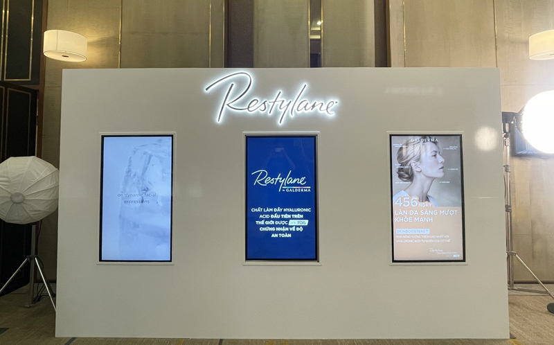 man-hinh-cam-ung-dien-dung-treo-tuong-49-inch (2)