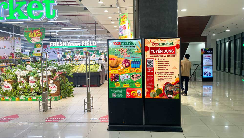 man-hinh-quang-cao-lcd-standee-dien-tu-chan-dung-65inch (1)