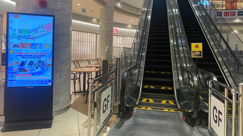 thue-standee-dien-tu-hcm (3)